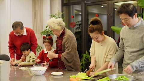 快乐家庭包饺子