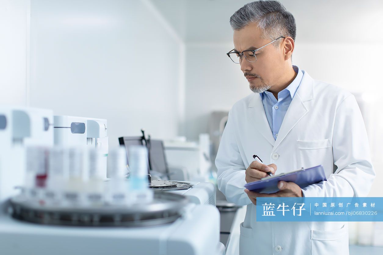 医学研究员在实验室工作