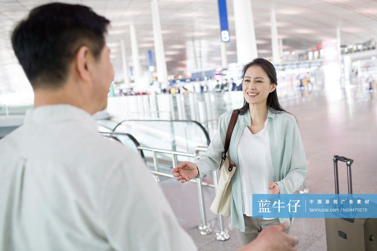 成熟中年夫妇在机场团聚