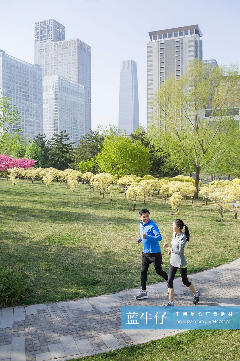 中年夫妇在公园跑步健身