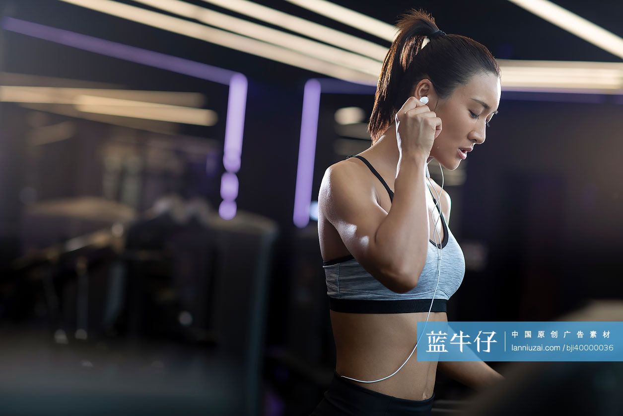 年轻女士在健身房健身