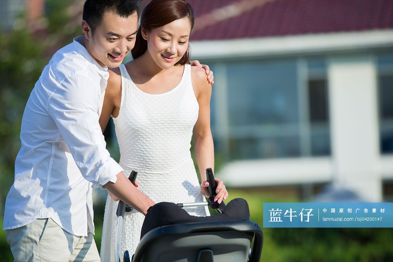 年轻情侣推着婴儿车散步-蓝牛仔影像-中国原创广告影像素材