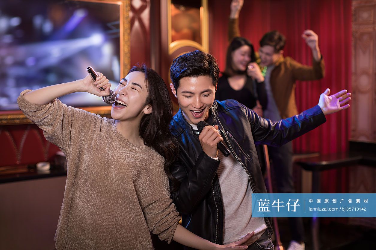快乐的年轻人在客厅唱歌跳舞-蓝牛仔影像-中国原创广告影像素材
