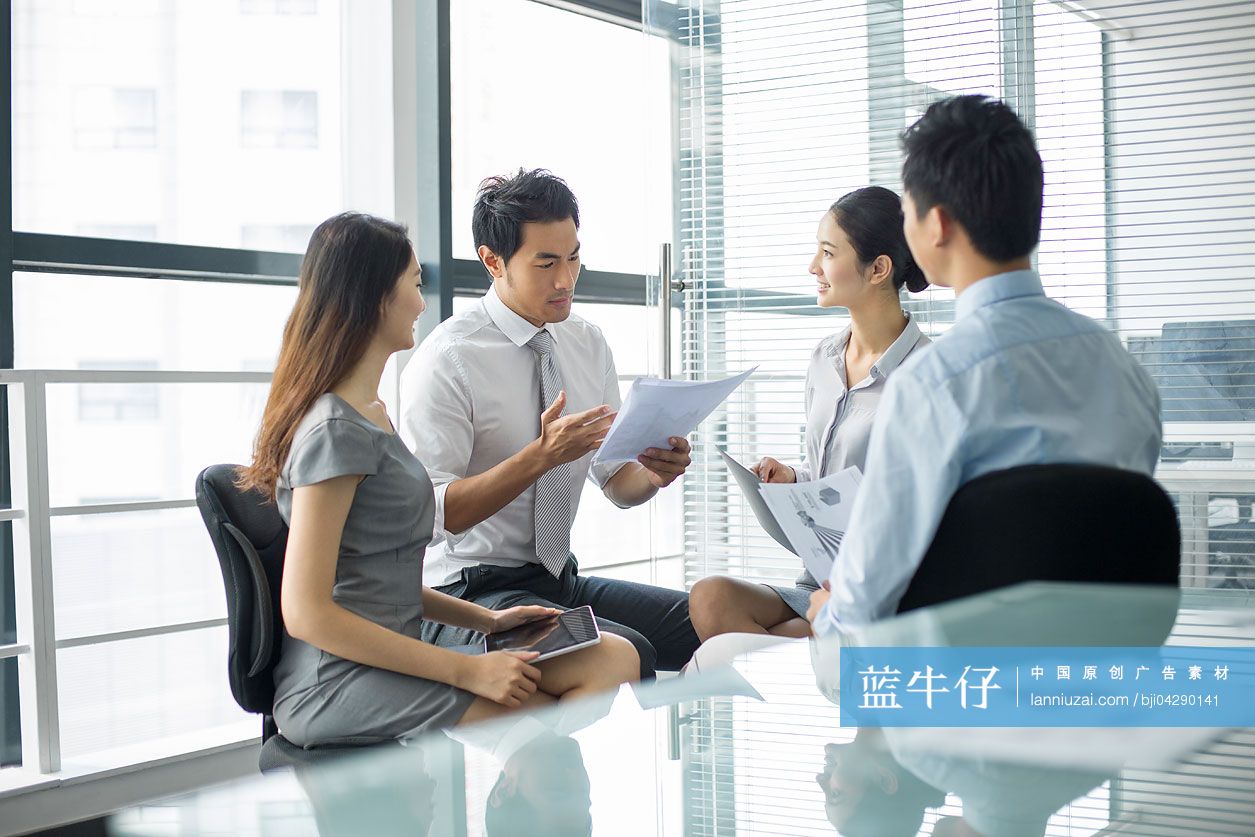 年轻商务人士开会讨论