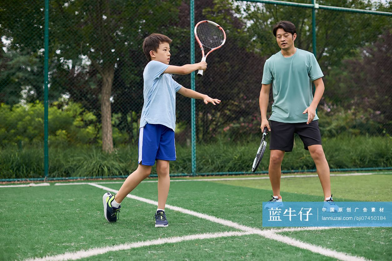 教练带男孩打网球