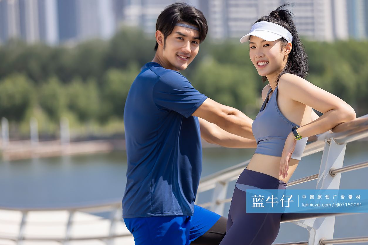 年轻情侣户外锻炼-蓝牛仔影像-中国原创广告影像素材