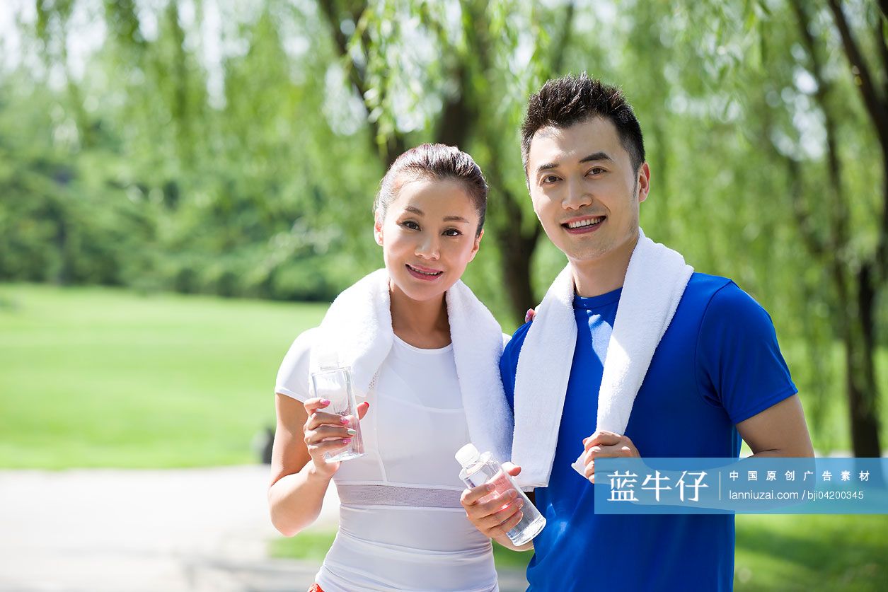 年轻情侣锻炼后休息