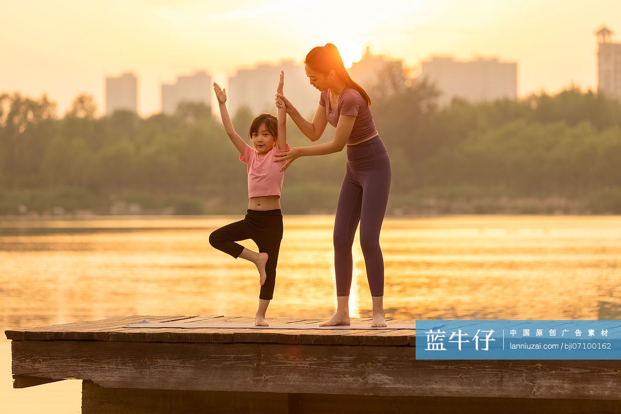 妈妈和女儿做瑜伽