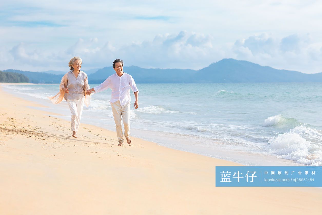 快乐的老年夫妇在沙滩散步
