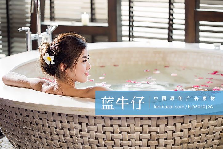 年轻美女泡花瓣浴