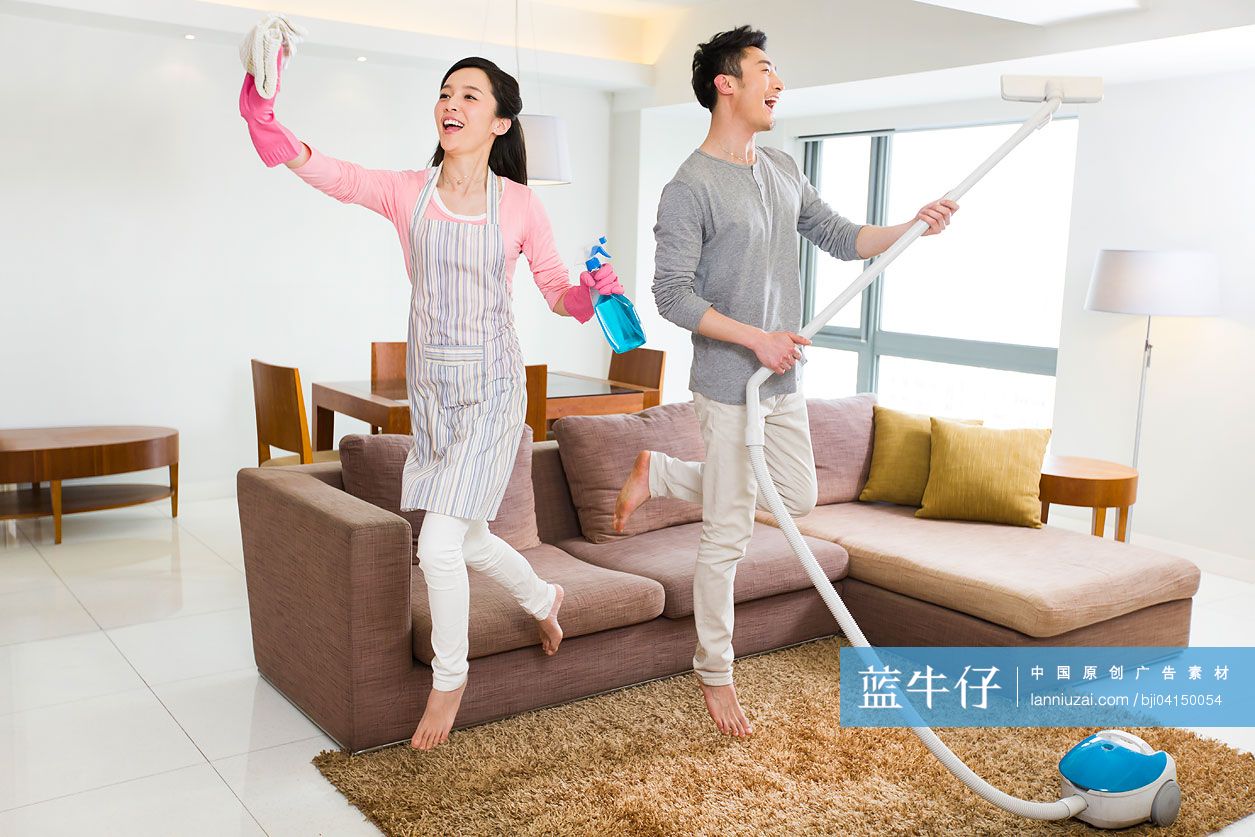 打扫卫生的年轻夫妇
