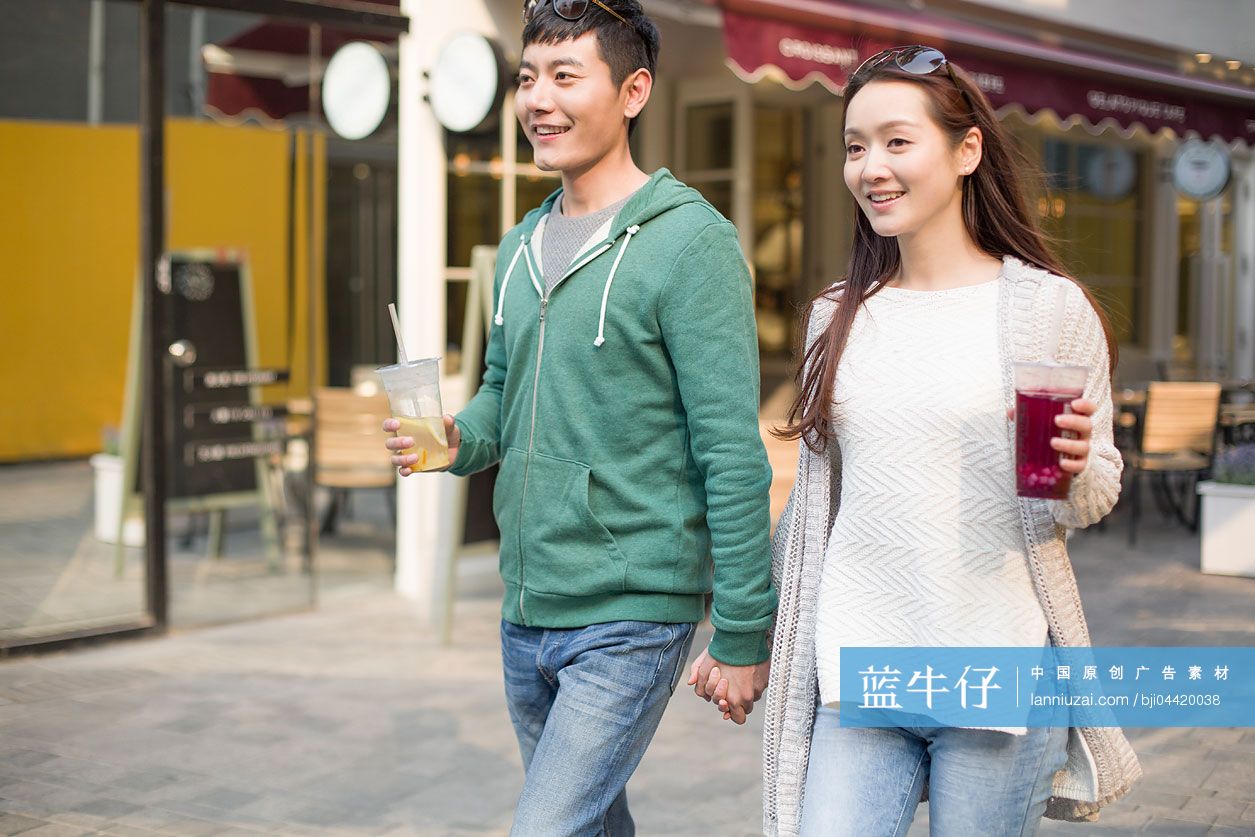 年轻情侣手牵手逛街