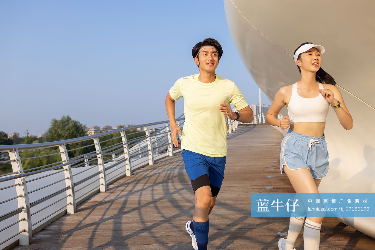 年轻情侣户外跑步-蓝牛仔影像-中国原创广告影像素材