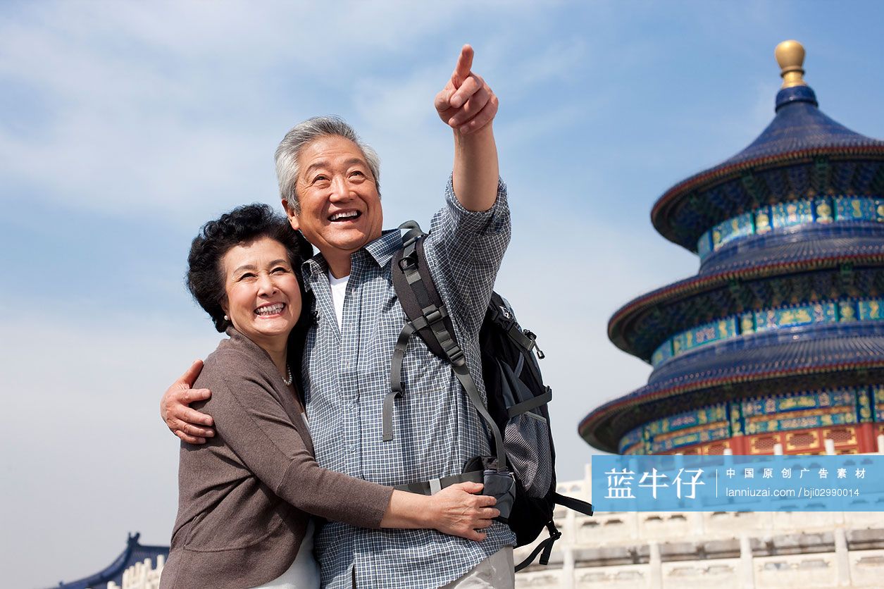 老年夫妇在天坛旅游