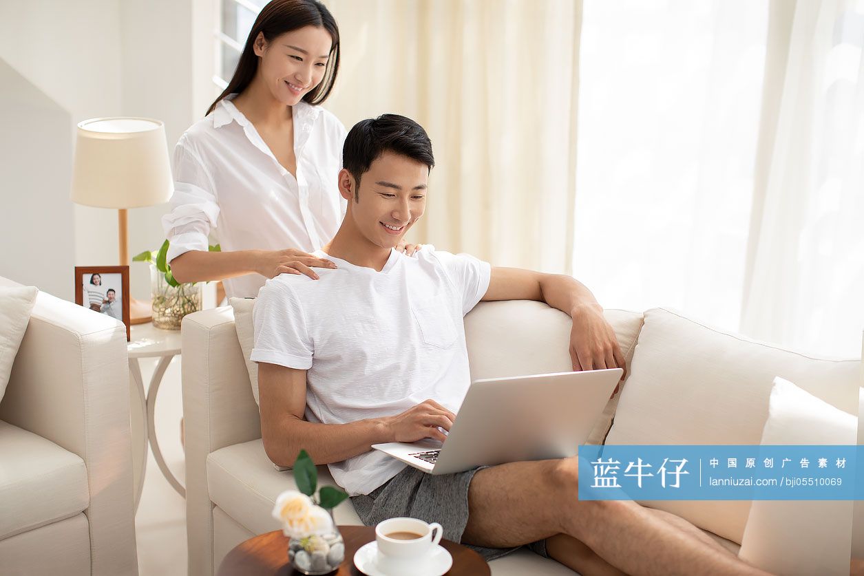 年轻情侣在家共享甜蜜时光-蓝牛仔影像-中国原创广告影像素材