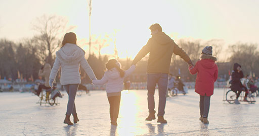 快乐家庭在冰上走路