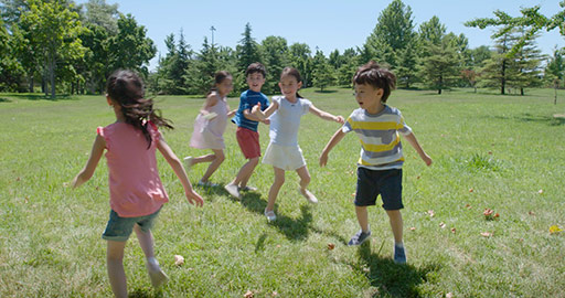 快乐儿童在草地玩耍