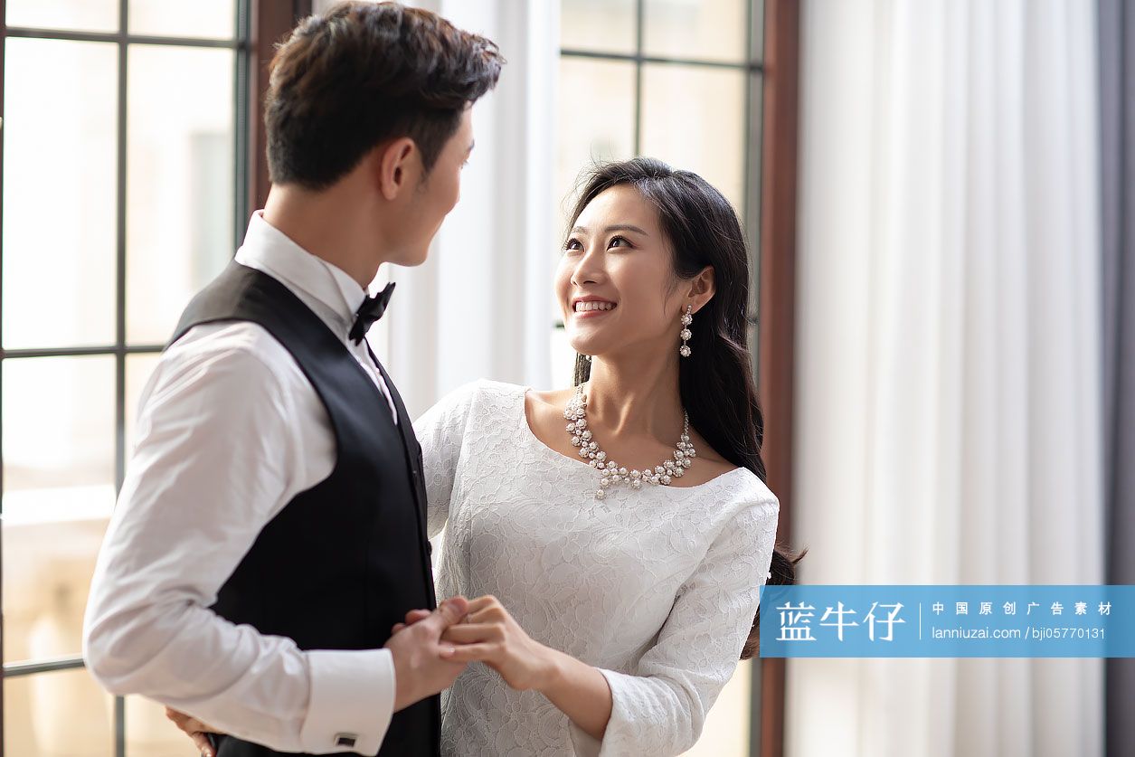 恩爱的年轻夫妇-蓝牛仔影像-中国原创广告影像素材