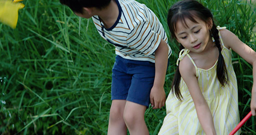 Chinese children playing with fishing net outdoors,4K