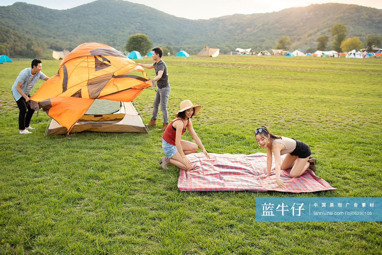 快乐的年轻朋友在户外露营