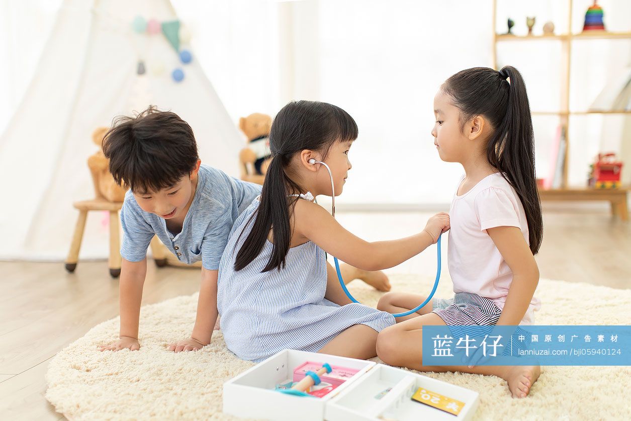 可爱的小男孩扮演医生给病人看病-蓝牛仔影像-中国原创广告影像素材
