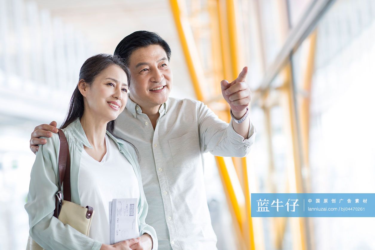 成熟中年夫妇在机场候机