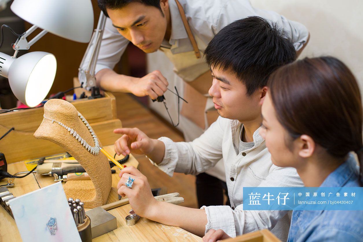 珠宝设计师在工作室讨论