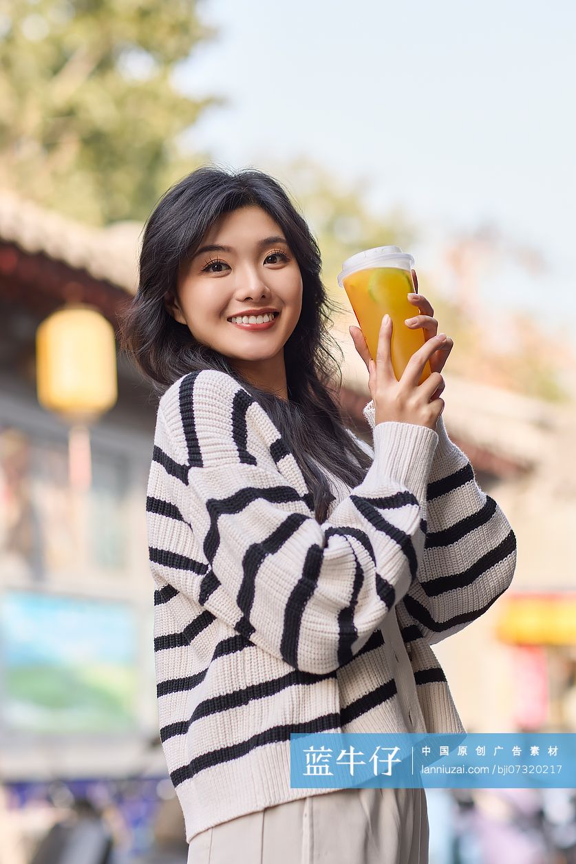 年轻女性喝果茶