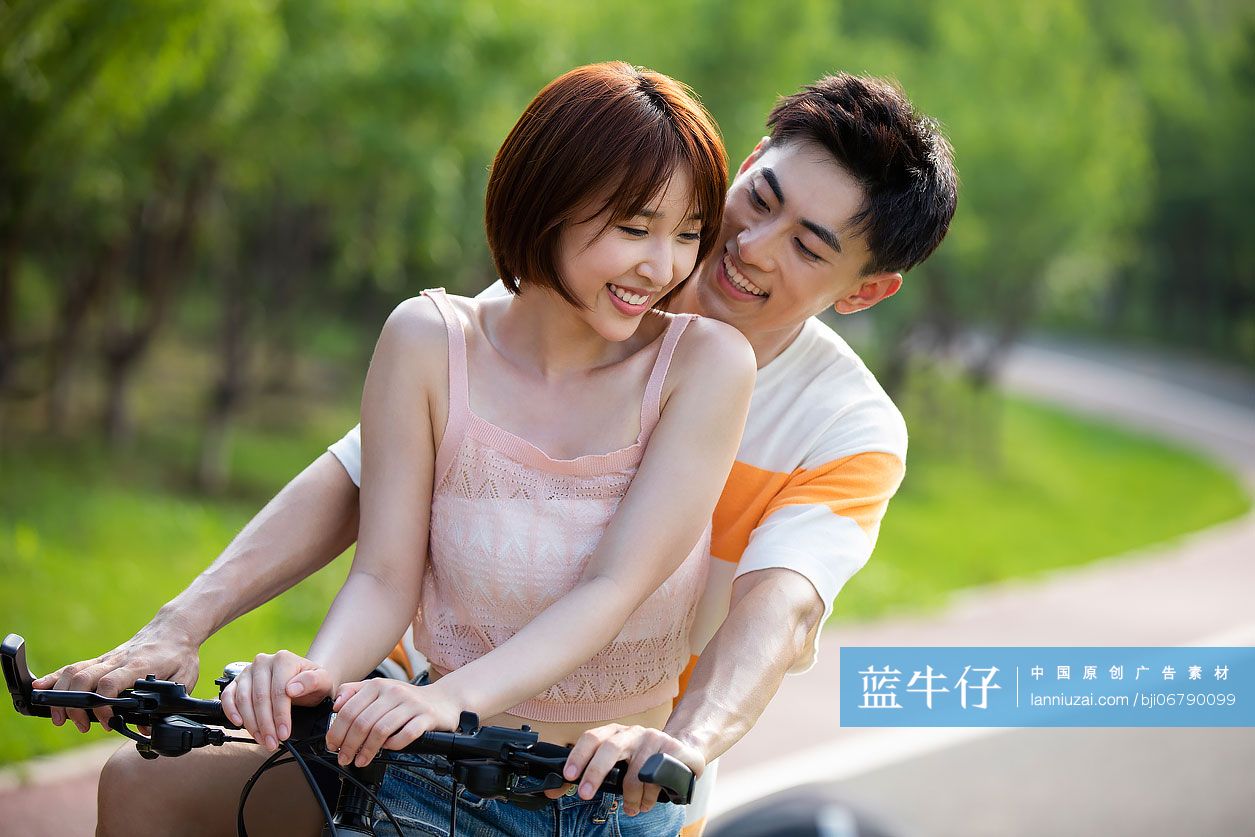 快乐的年轻情侣在公园约会