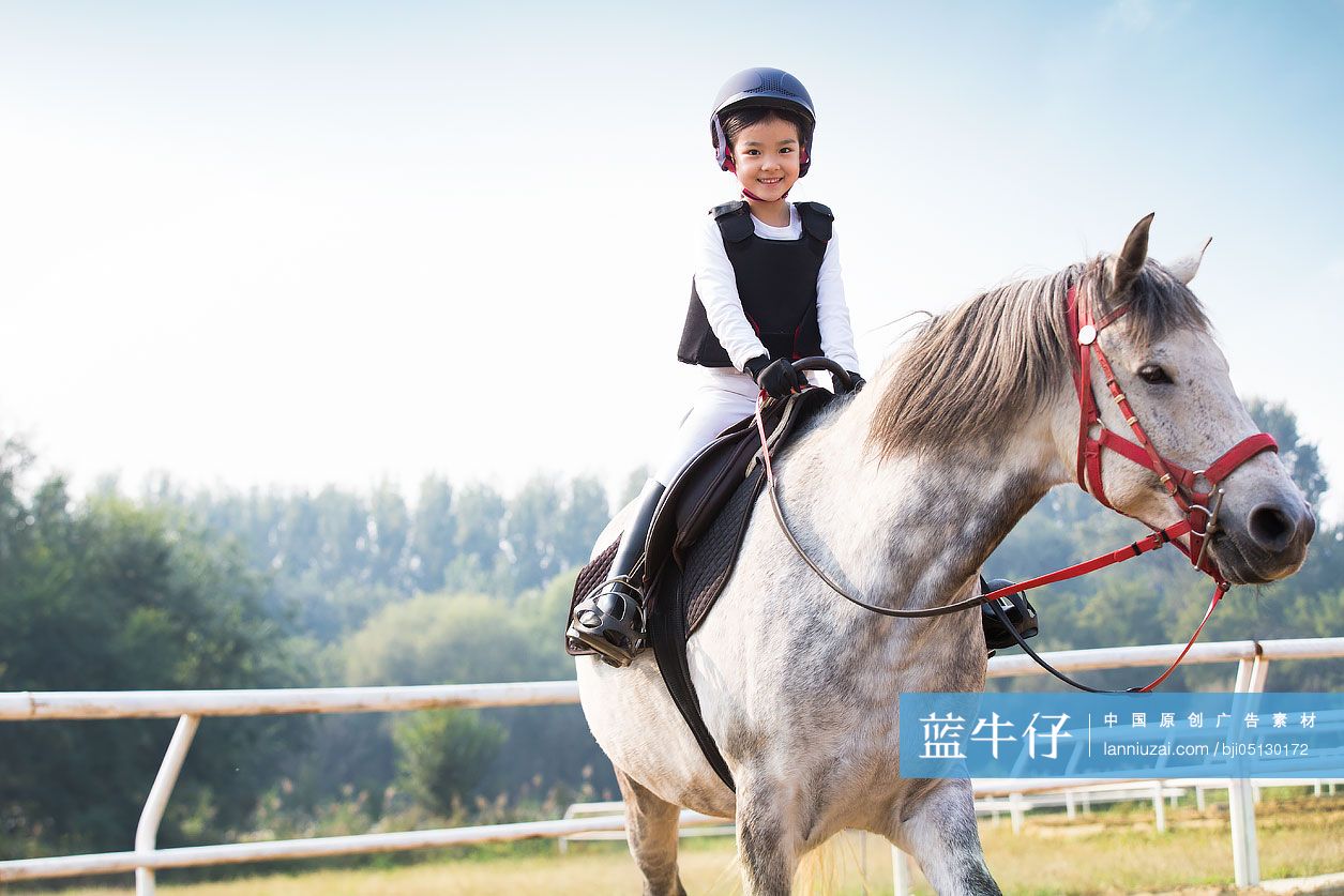 快乐的小女孩骑马