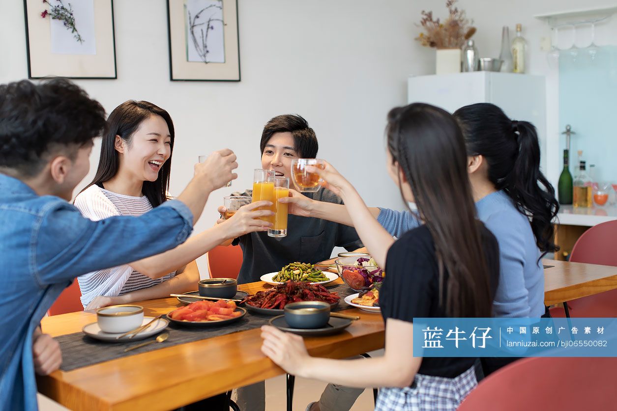 年轻朋友在家聚餐
