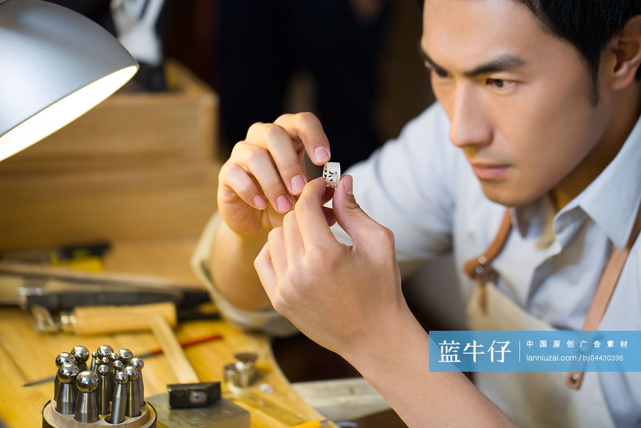 珠宝设计师制作戒指