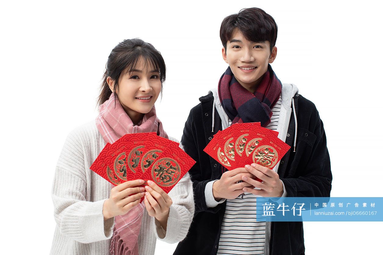 快乐的年轻情侣手拿新年红包