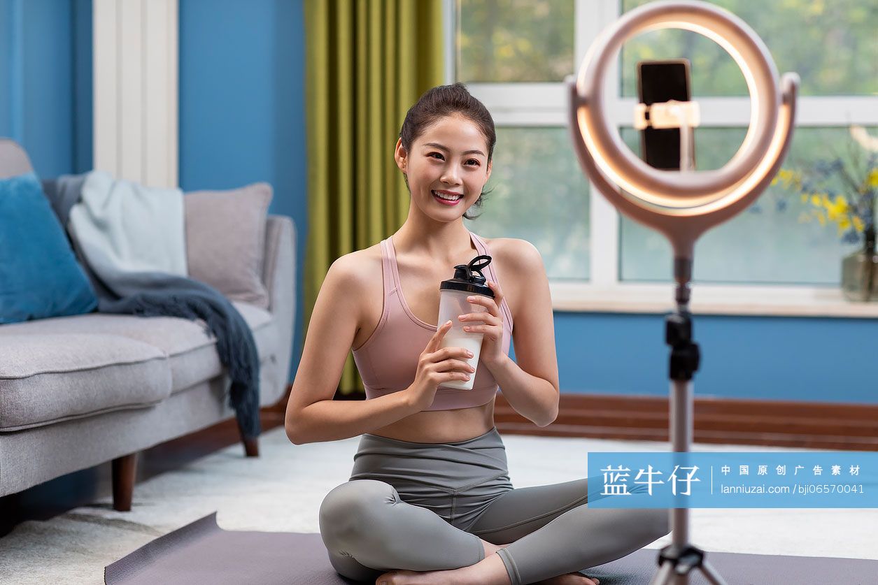 年轻女子在家直播推荐健身饮料-蓝牛仔影像-中国原创广告影像素材
