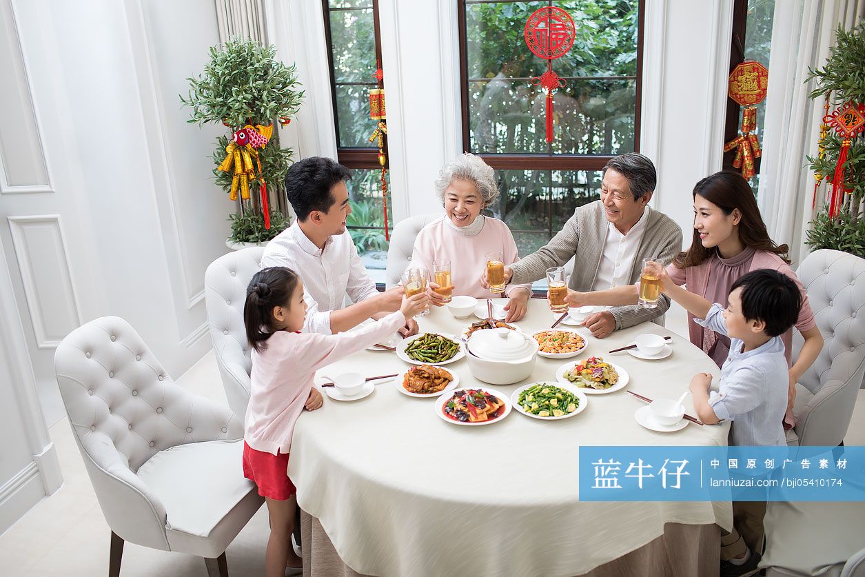 幸福家庭吃新年团圆饭