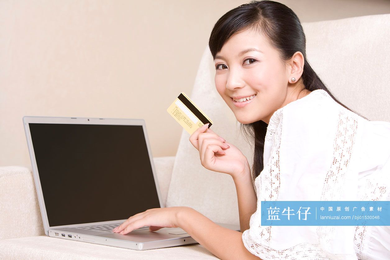 网上购物的年轻女子