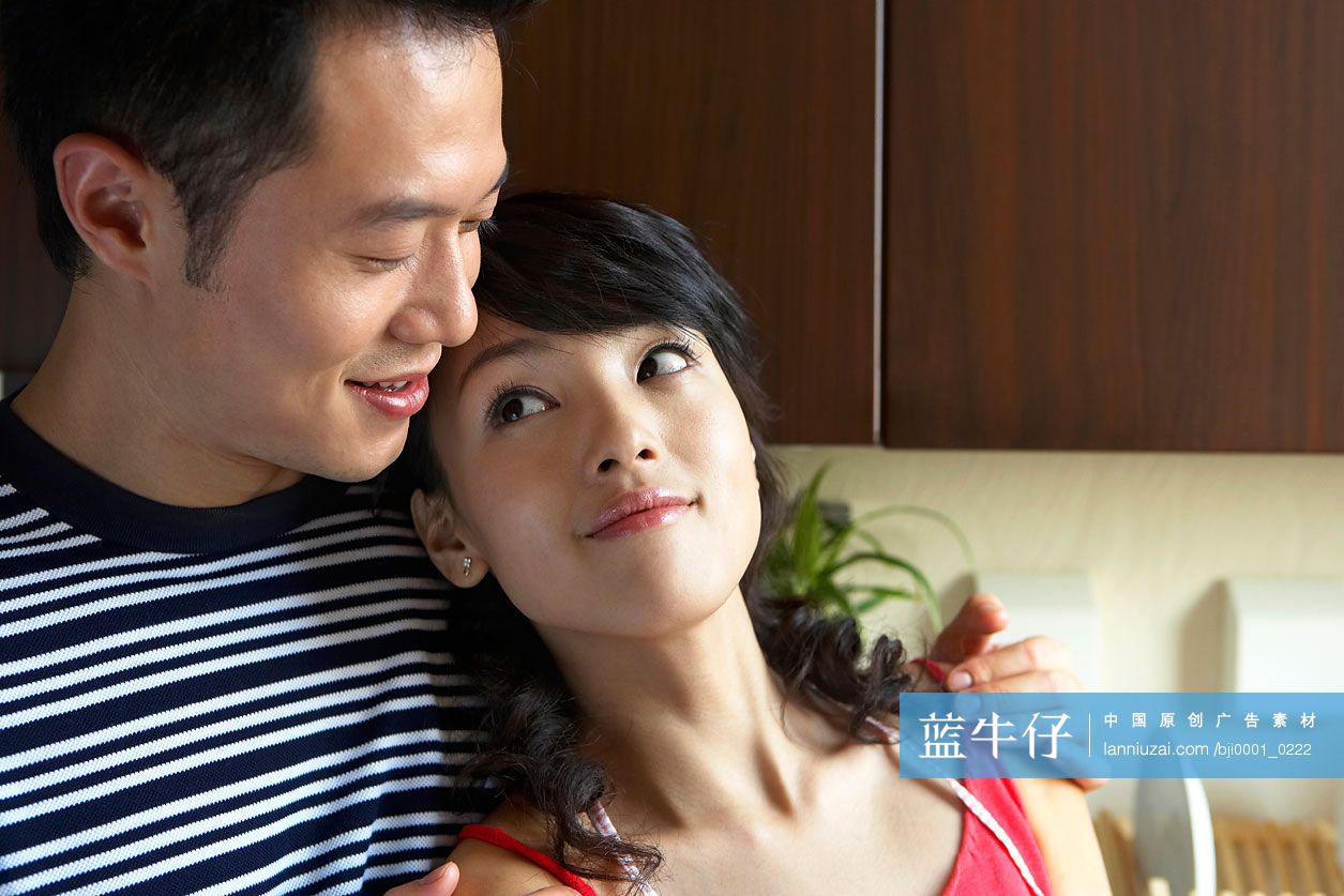 甜蜜的年轻夫妇-蓝牛仔影像-中国原创广告影像素材