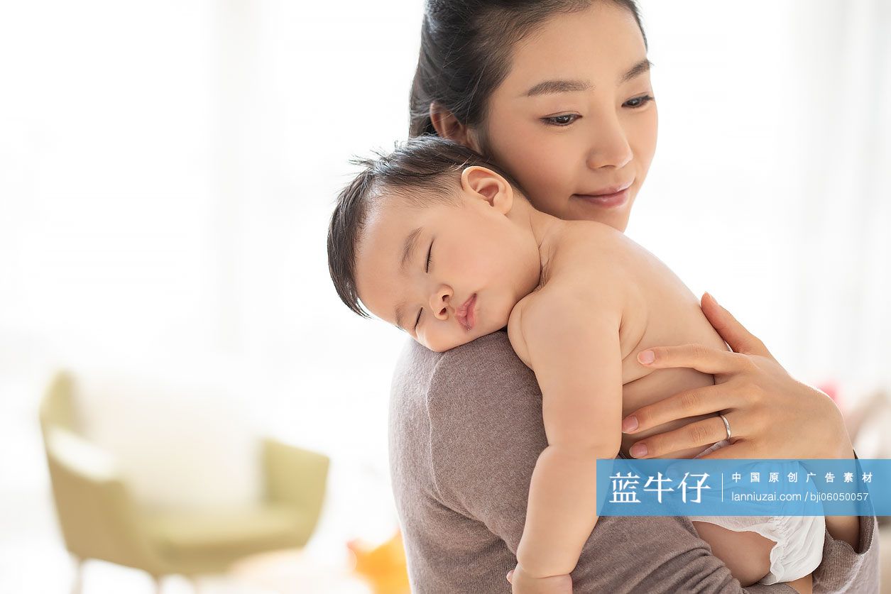 年轻的母亲和婴儿玩耍-蓝牛仔影像-中国原创广告影像素材
