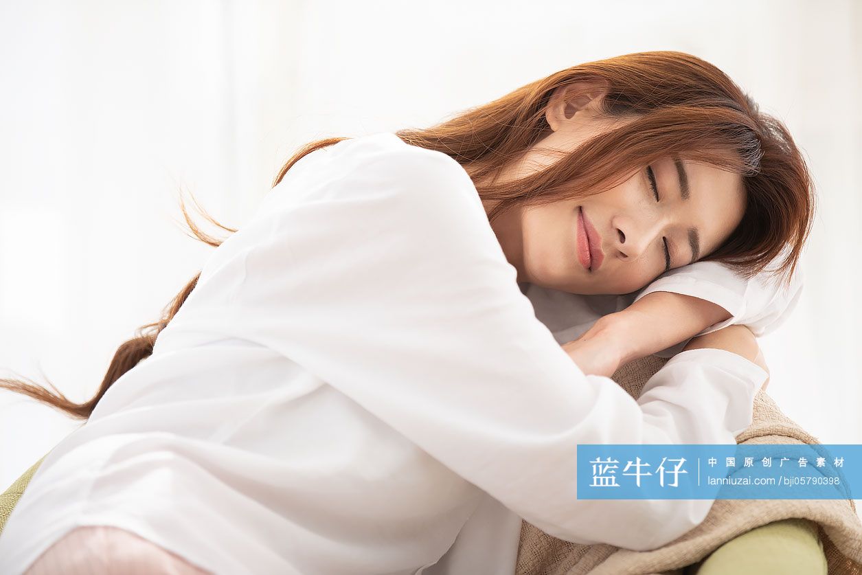 年轻女士在家休息