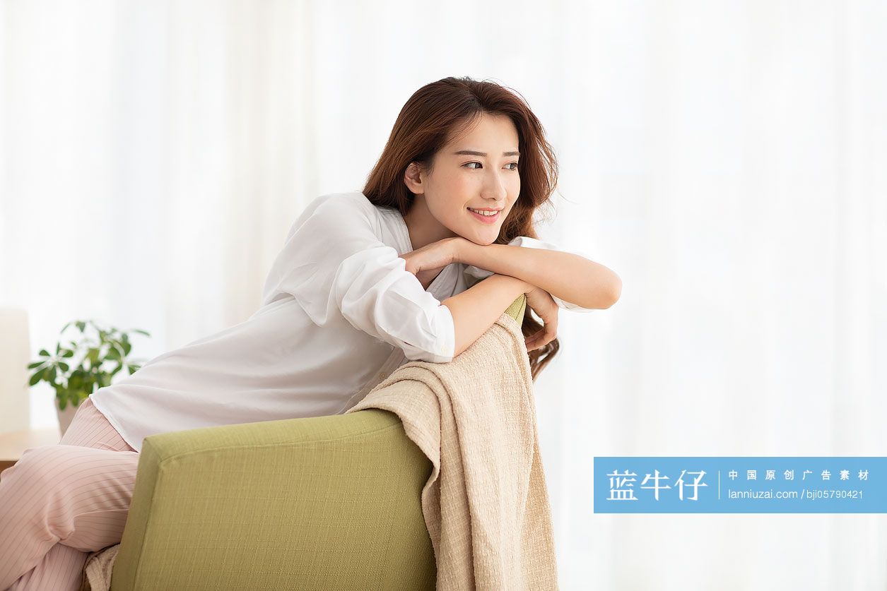 年轻女士在家休息
