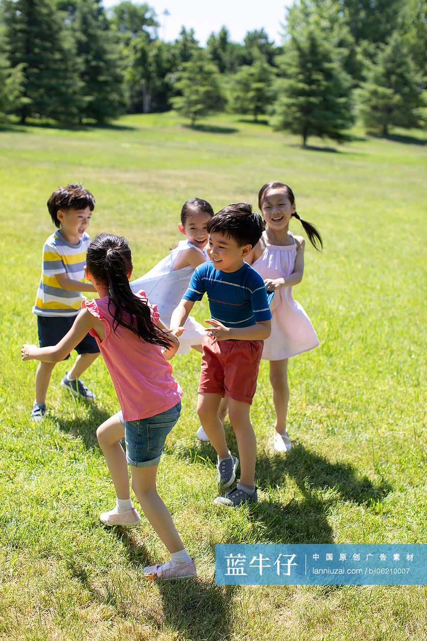快乐的儿童在草地玩游戏