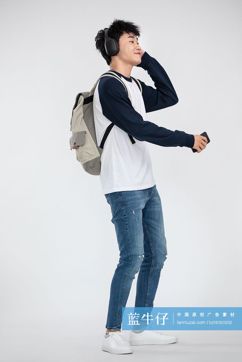 年轻男士戴着耳机听音乐