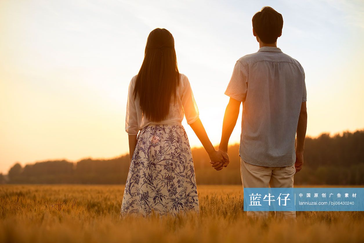 快乐的年轻情侣在麦田约会-蓝牛仔影像-中国原创广告影像素材