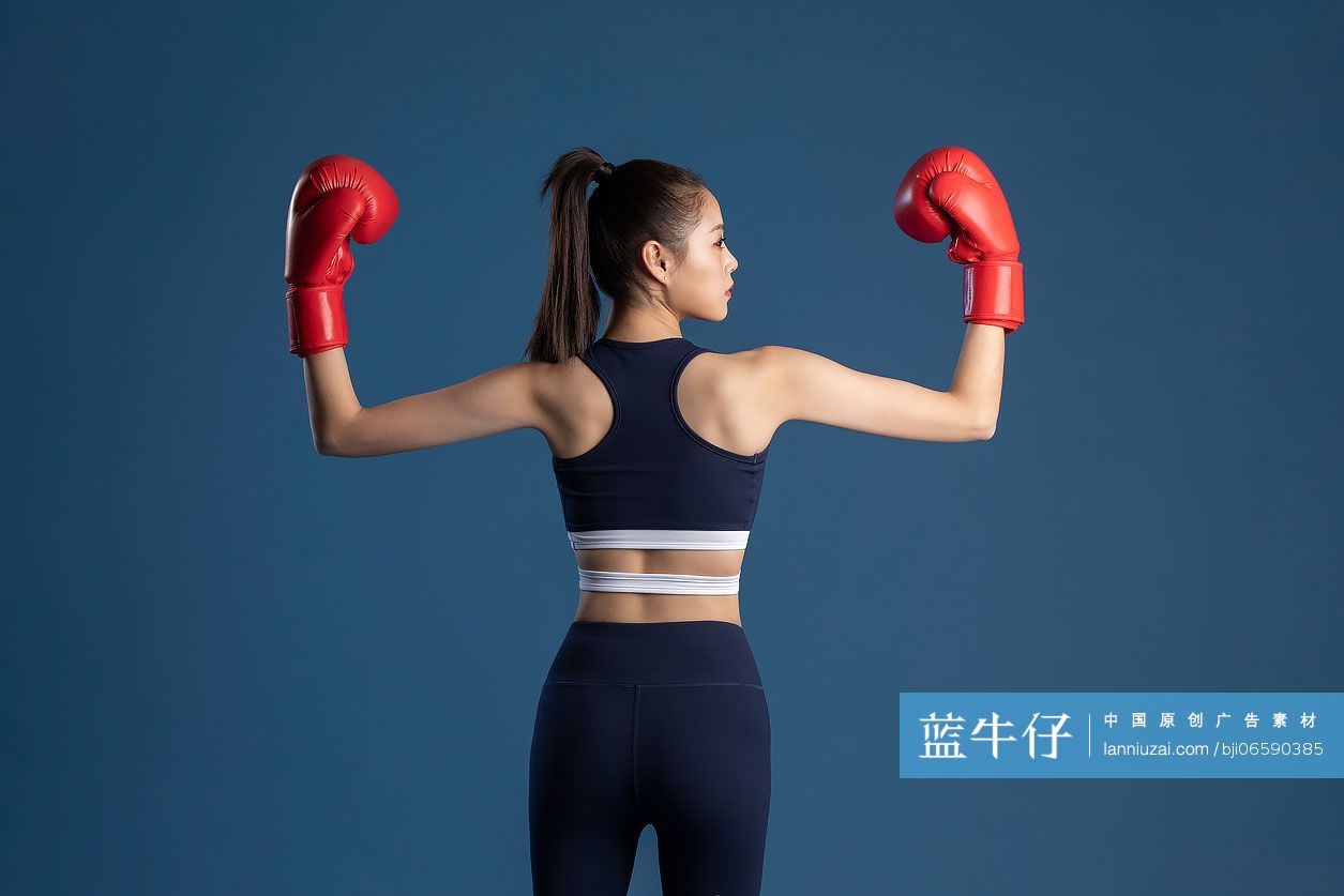 年轻女子练拳击