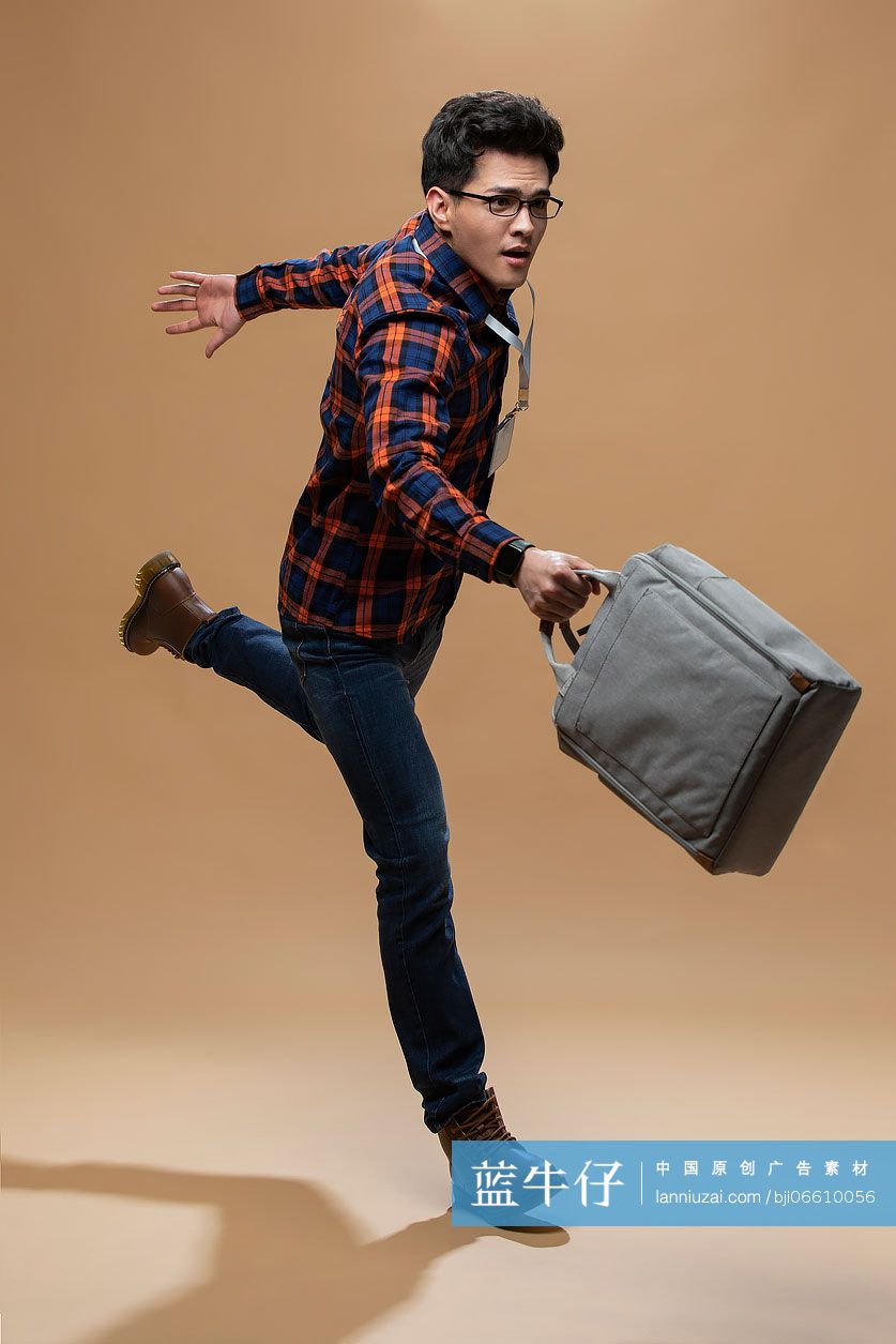 年轻男子在奔跑