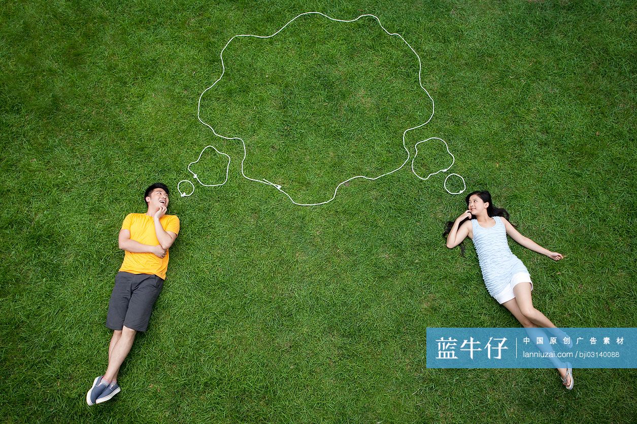 年轻情侣在草地上做白日梦