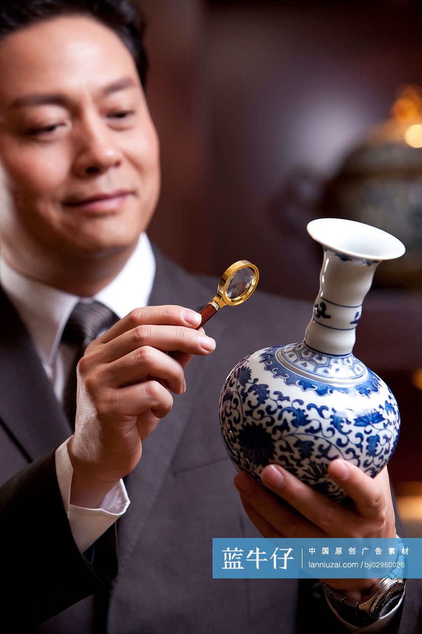 成功商务男士欣赏古董