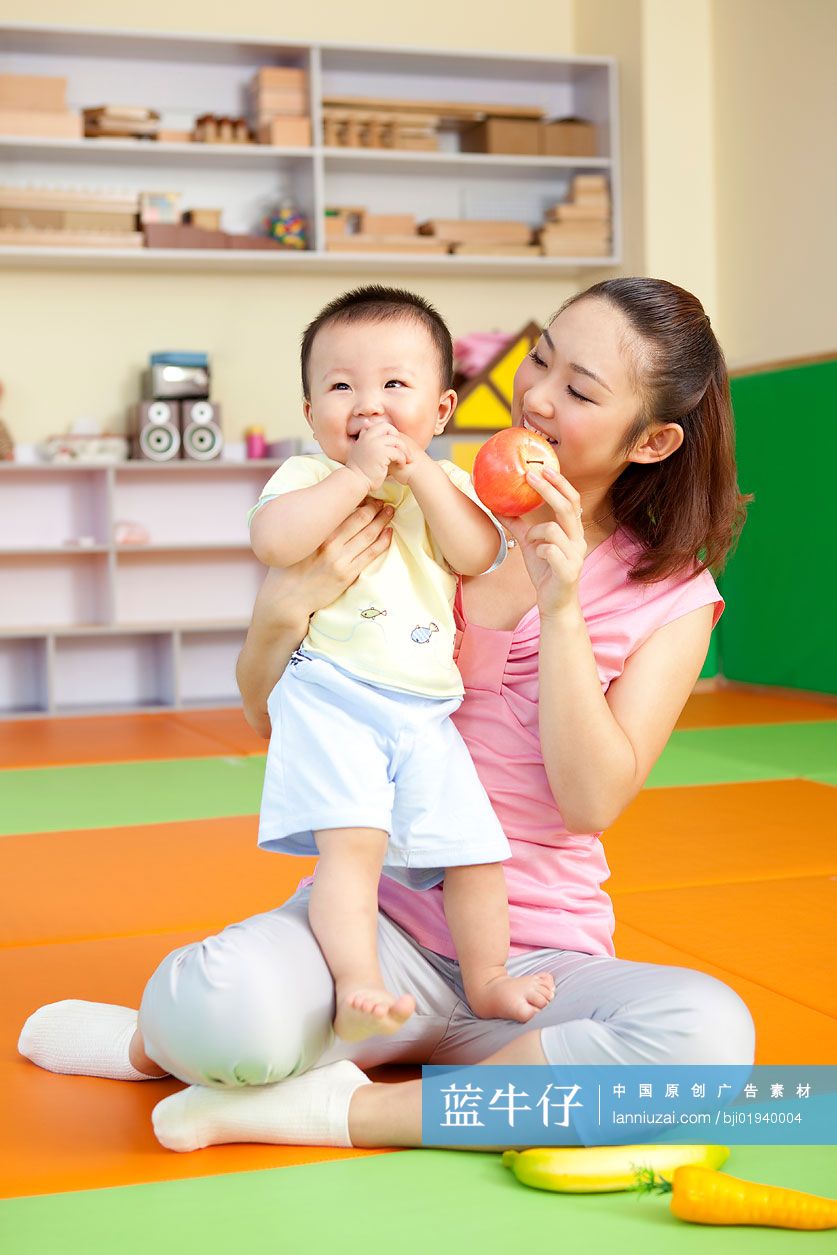 小宝宝和妈妈一起玩耍