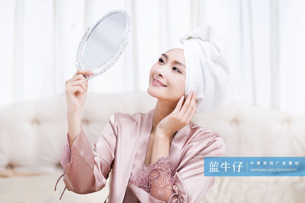 年轻女子照镜子