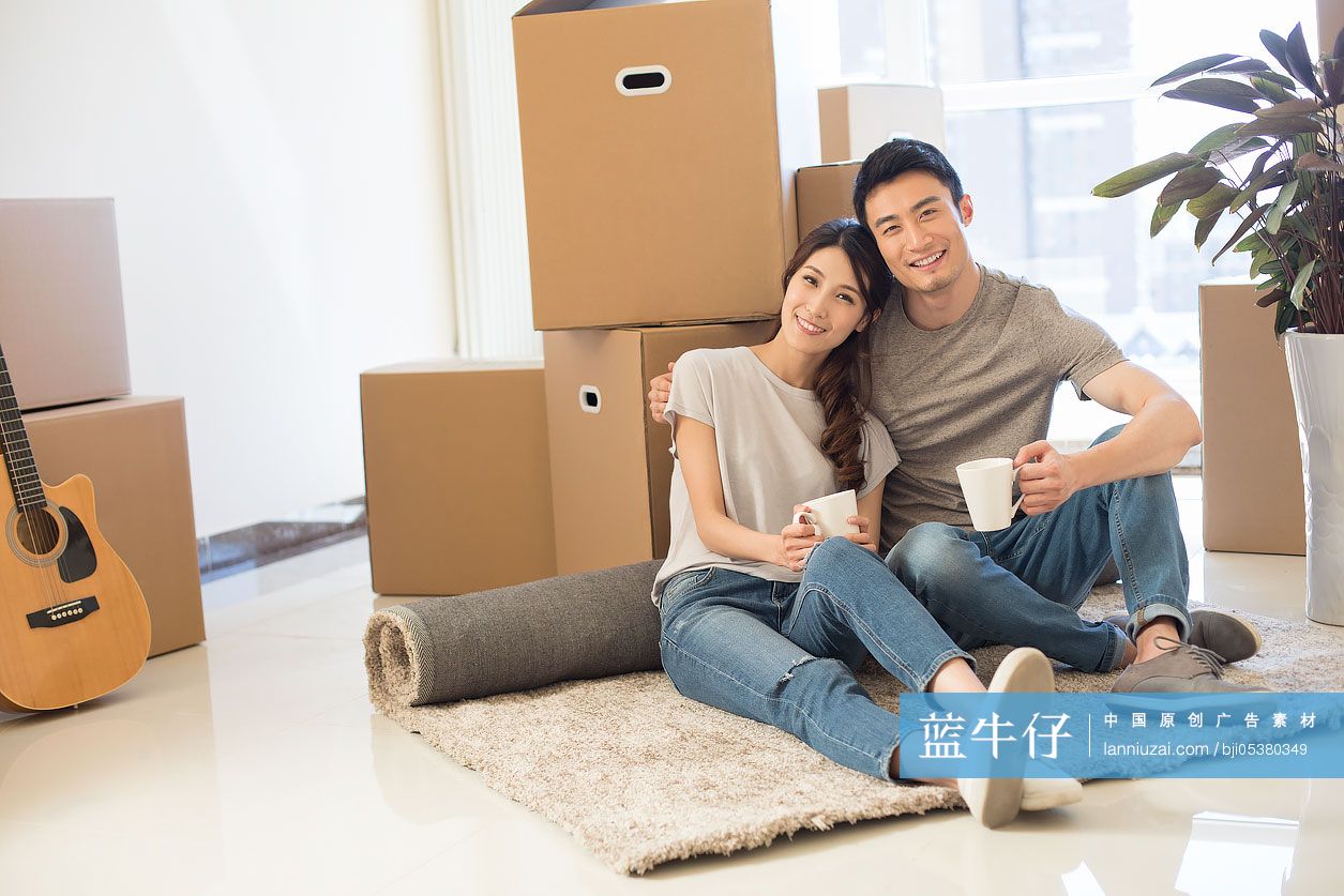 年轻夫妇搬入新家